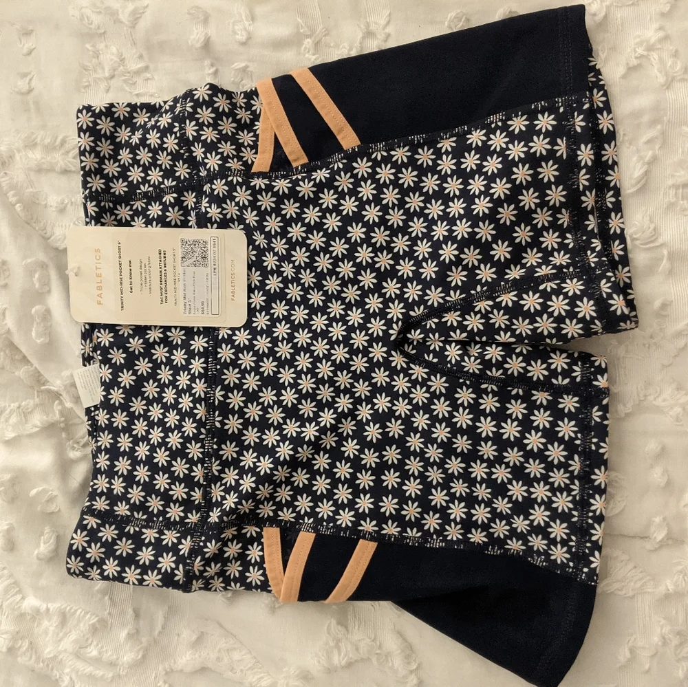 NWT Fabletics Trinity Mid Rise Pocket Short Daisy Print - Picture 3 of 3